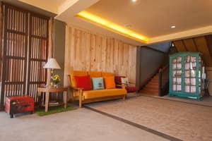 thumbnail: Lobby sitting area