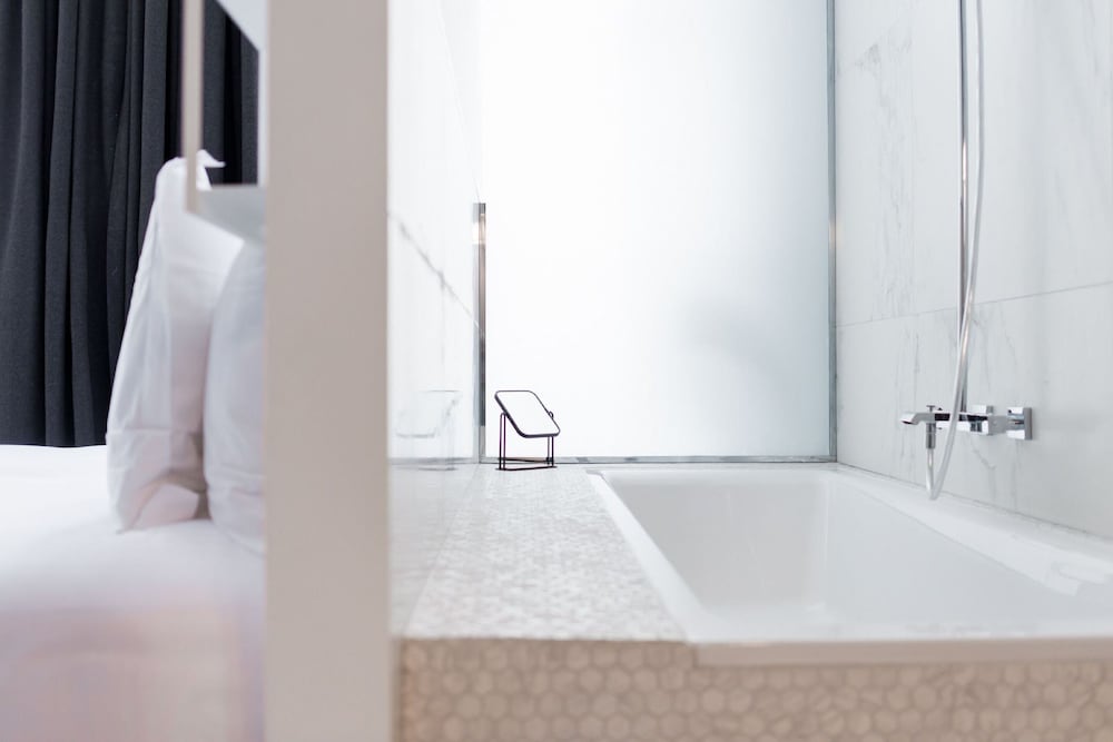 Deep soaking bathtub