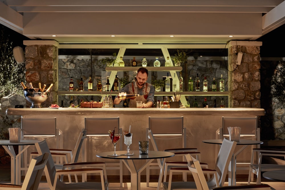 Poolside bar