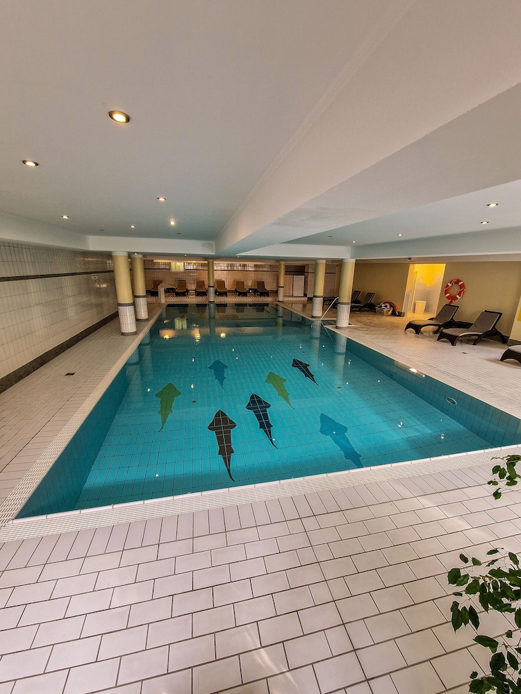 Exercise/lap pool
