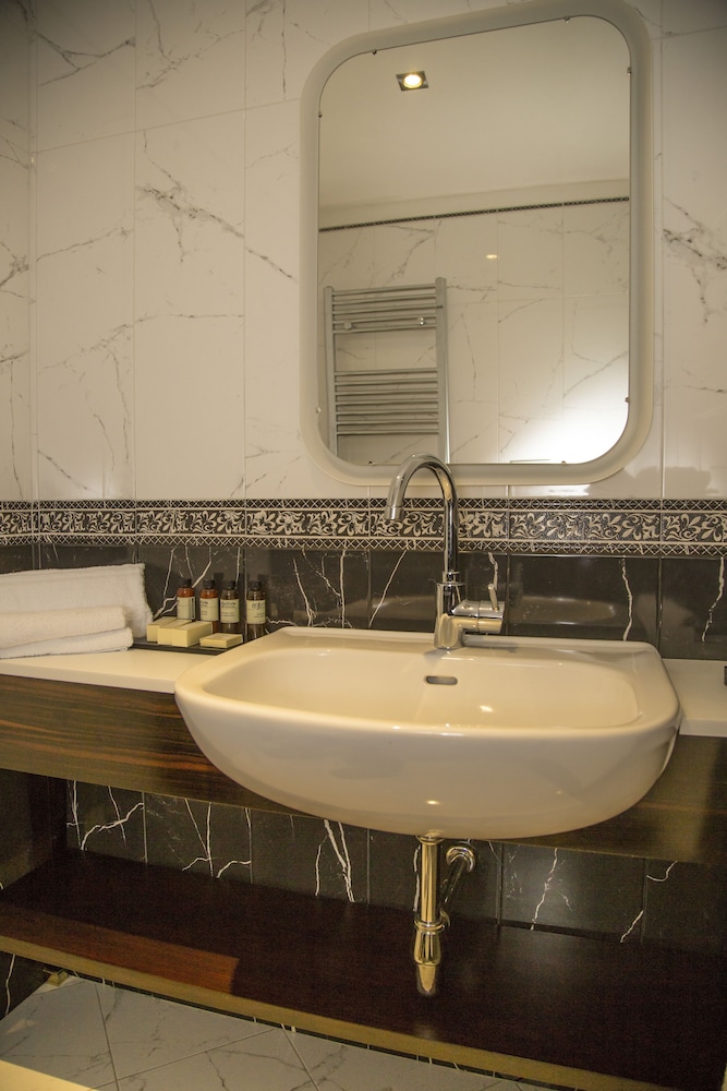 Bathroom sink