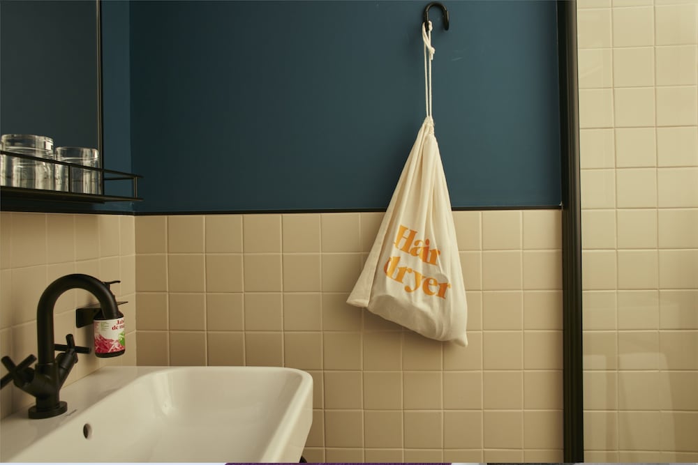 Bathroom sink