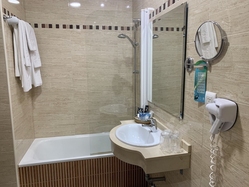 Bathroom sink