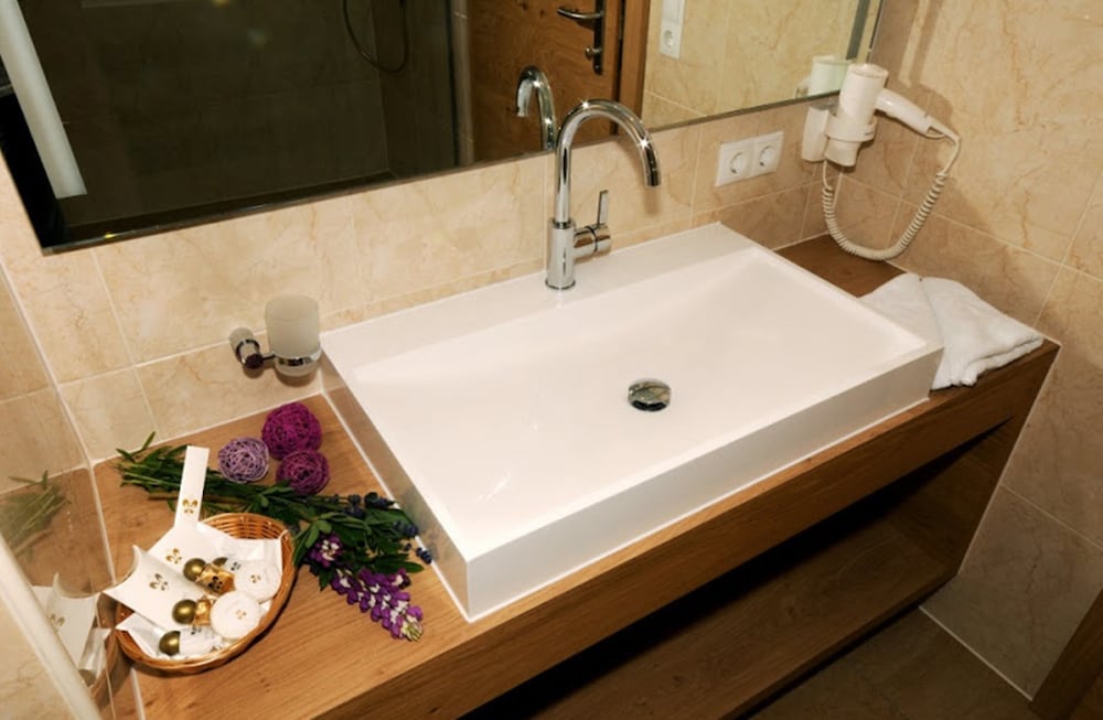 Bathroom sink