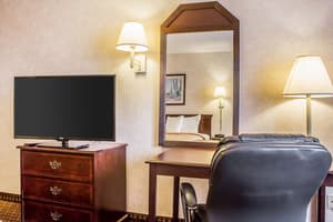 thumbnail: In-room business center