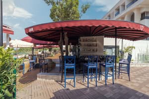 thumbnail: Swim-up bar