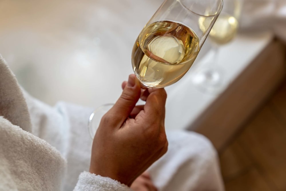 Deep soaking bathtub