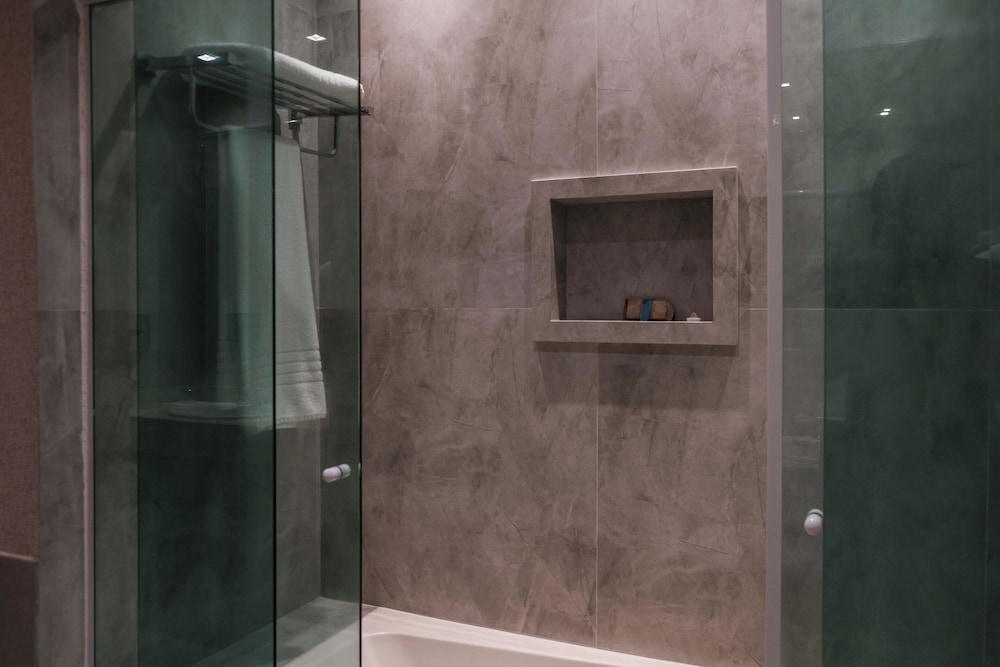 Deep soaking bathtub