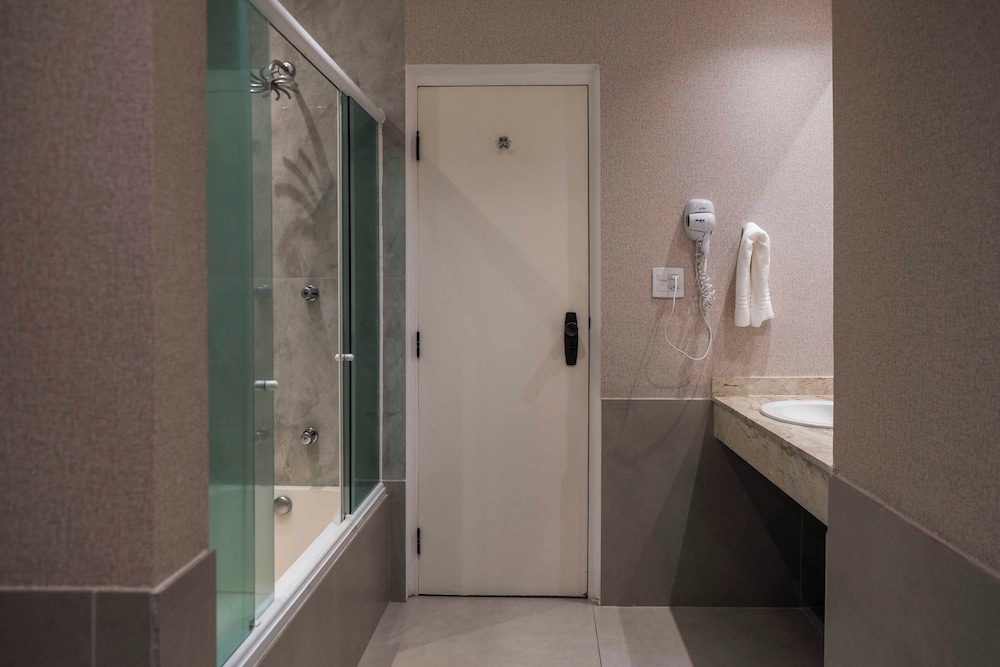 Deep soaking bathtub
