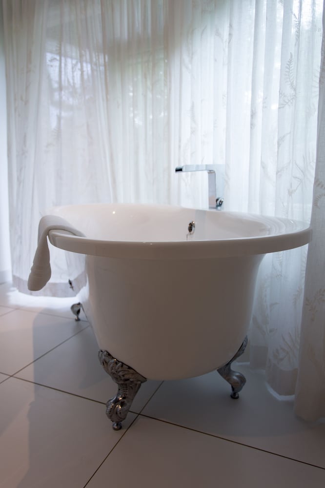 Deep soaking bathtub