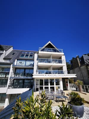 thumbnail: Front of property