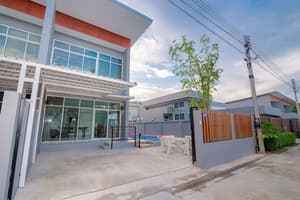 thumbnail: Front of property