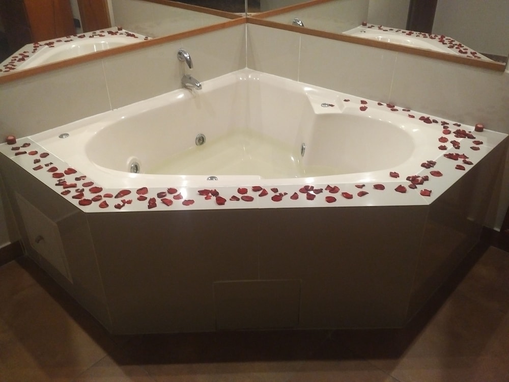 Jetted tub