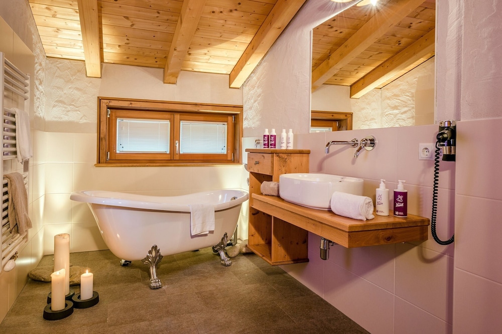 Deep soaking bathtub