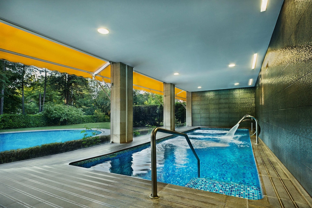 Indoor/outdoor pool