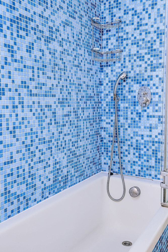 Deep soaking bathtub