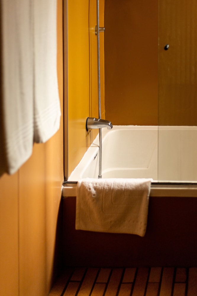 Deep soaking bathtub