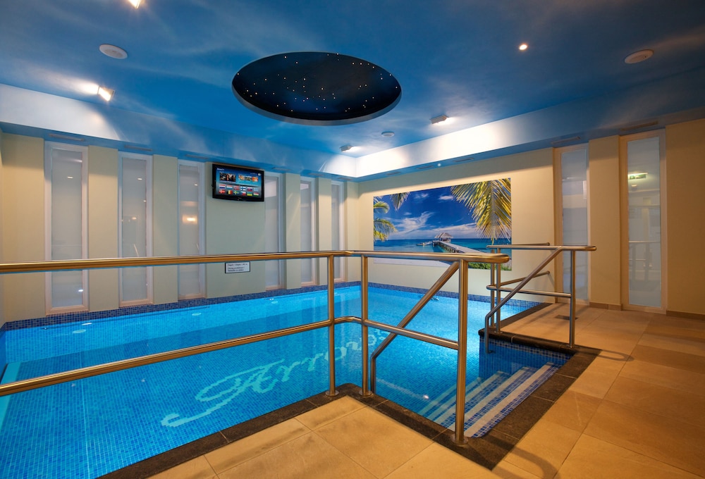 Indoor/outdoor pool