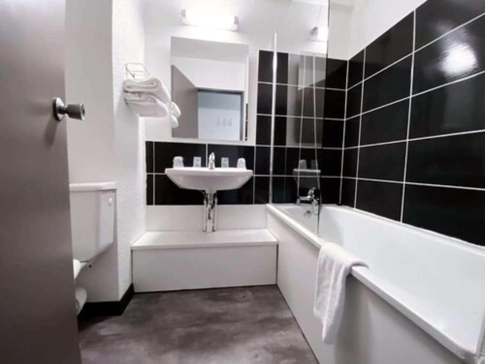 Deep soaking bathtub