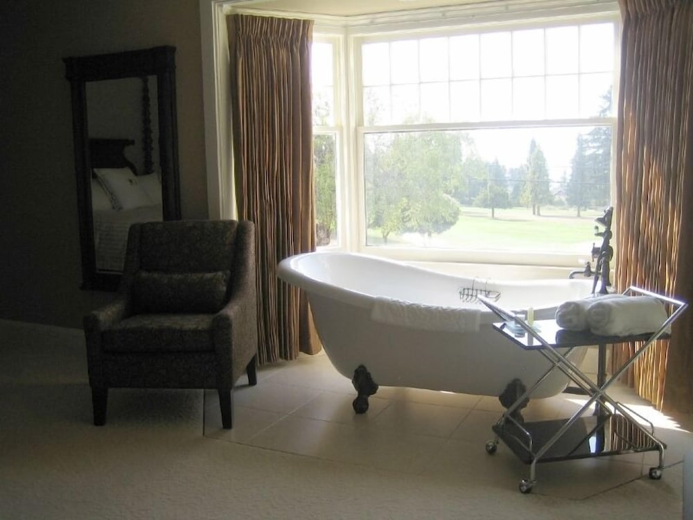 Deep soaking bathtub