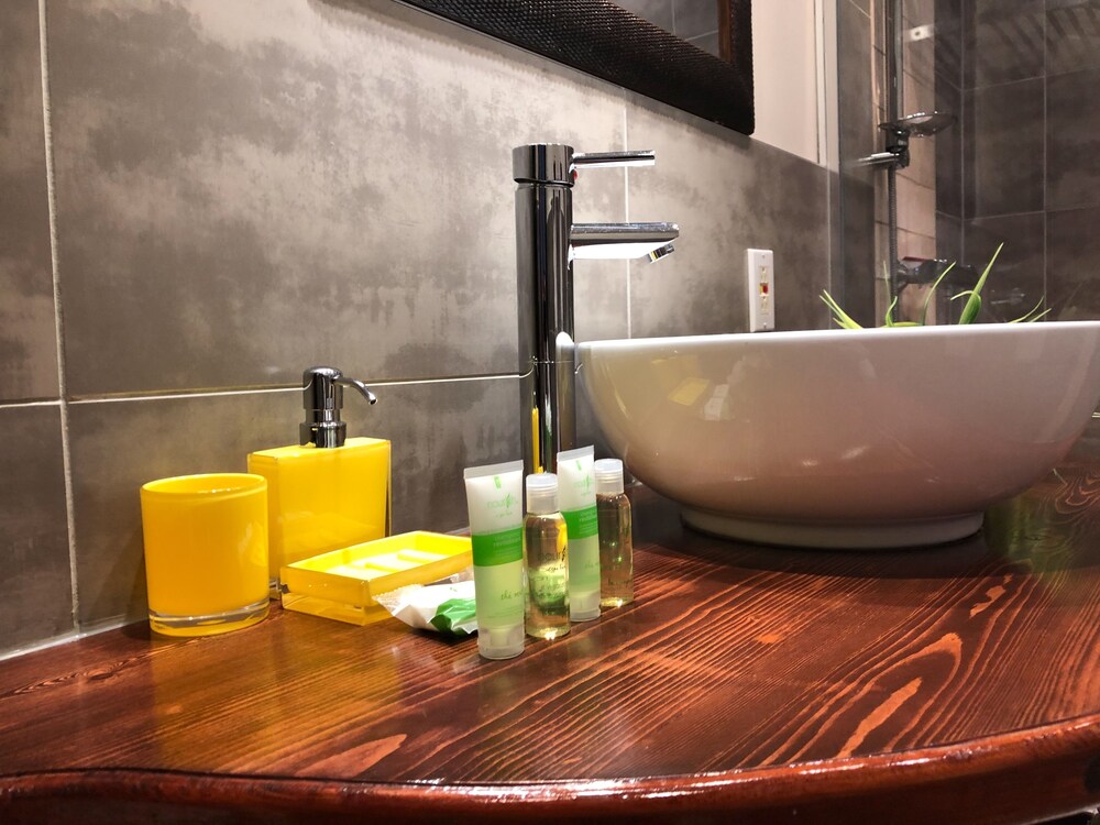 Bathroom amenities