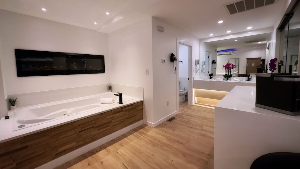 Private spa tub