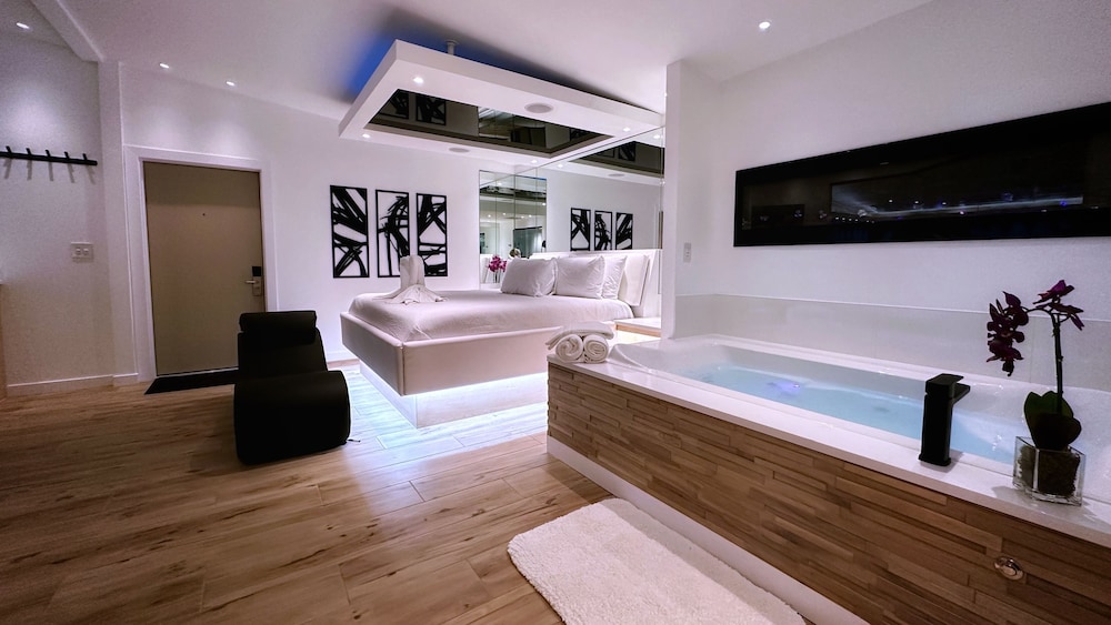 Private spa tub