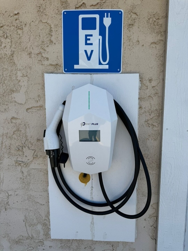 Electric vehicle charging station