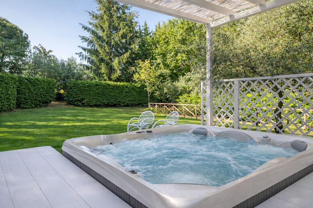 Jetted tub