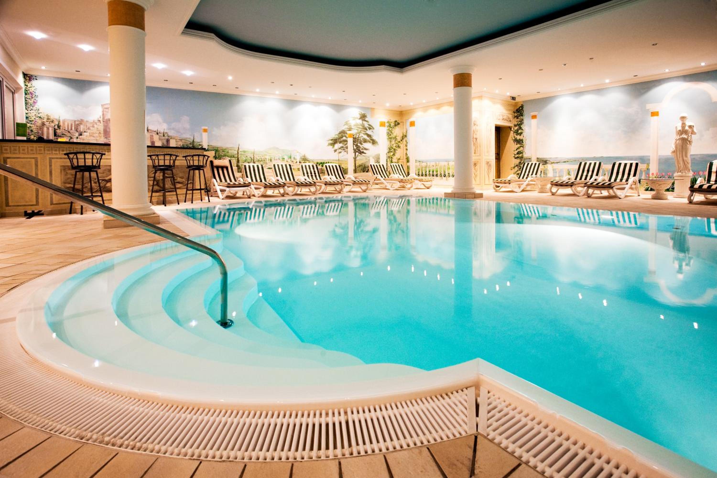 Swimming pool-spa