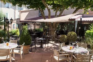 thumbnail: Outdoor dining