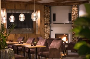 thumbnail: Lobby lounge