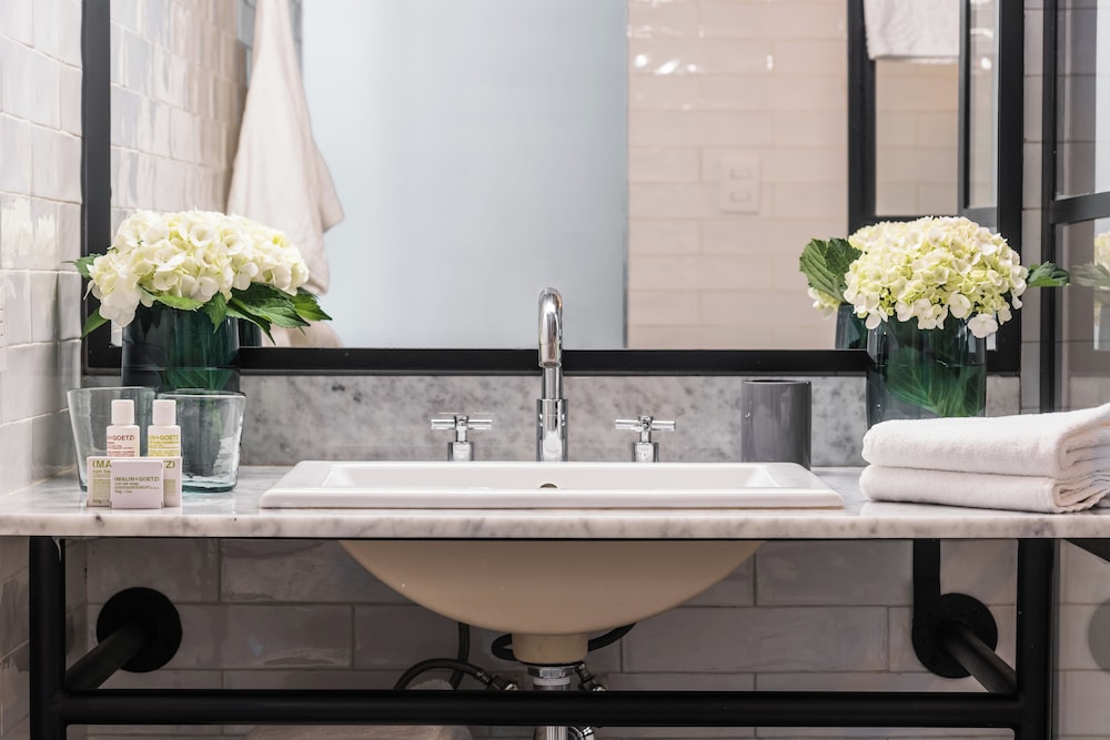 Bathroom sink