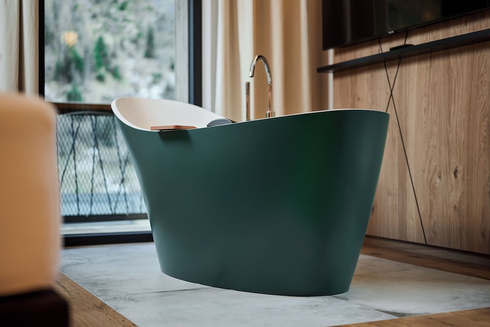 Deep soaking bathtub