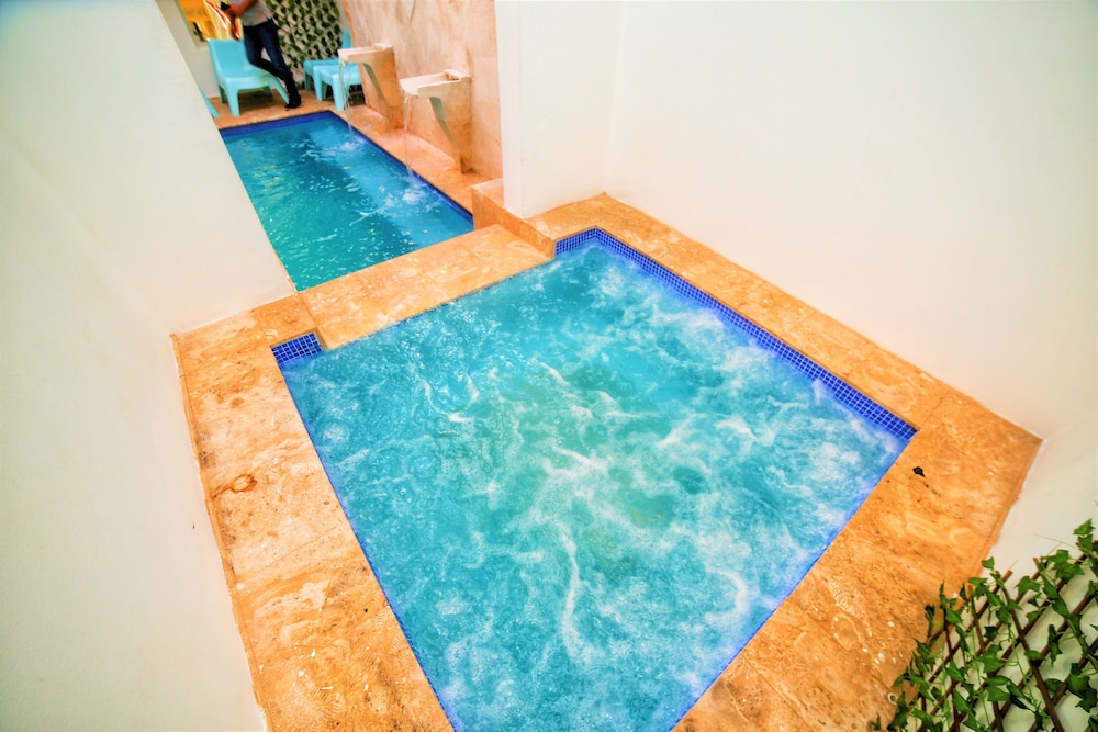 Indoor spa tub