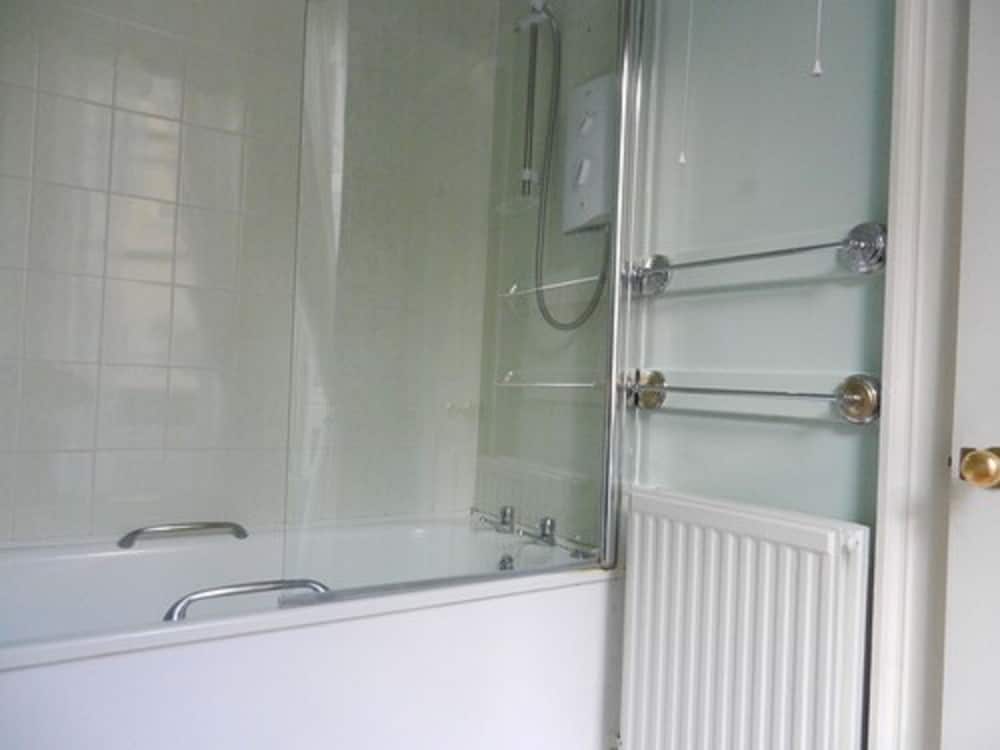 Deep soaking bathtub