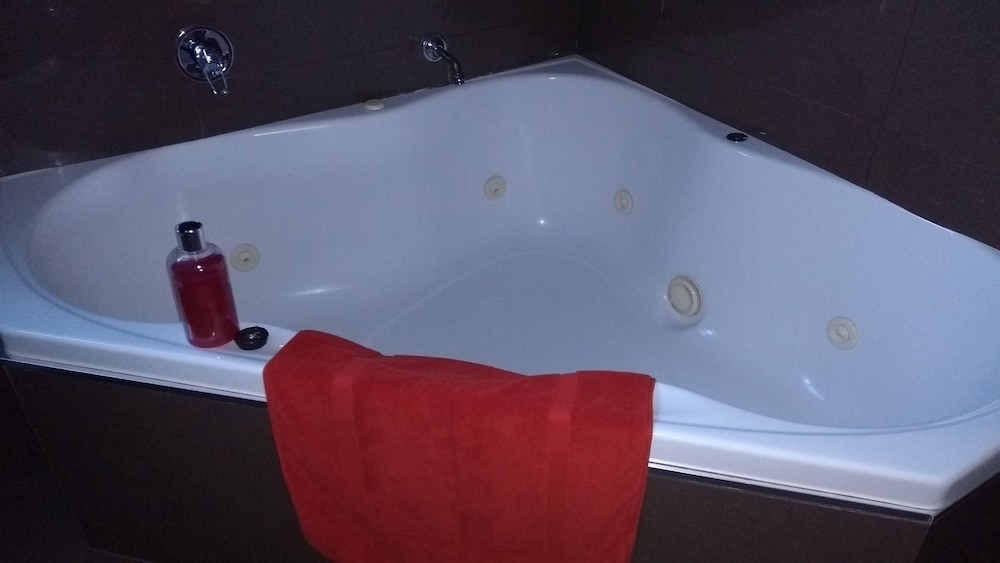 Jetted tub