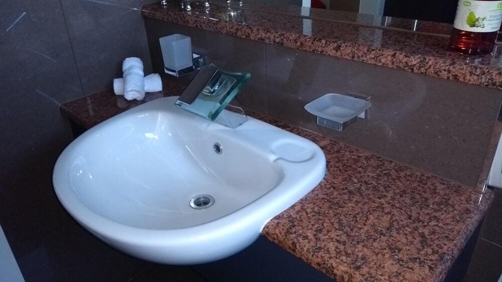 Bathroom sink