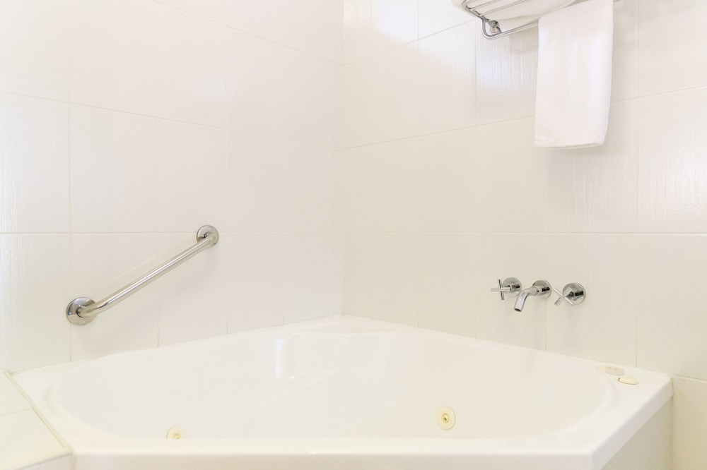 Deep soaking bathtub
