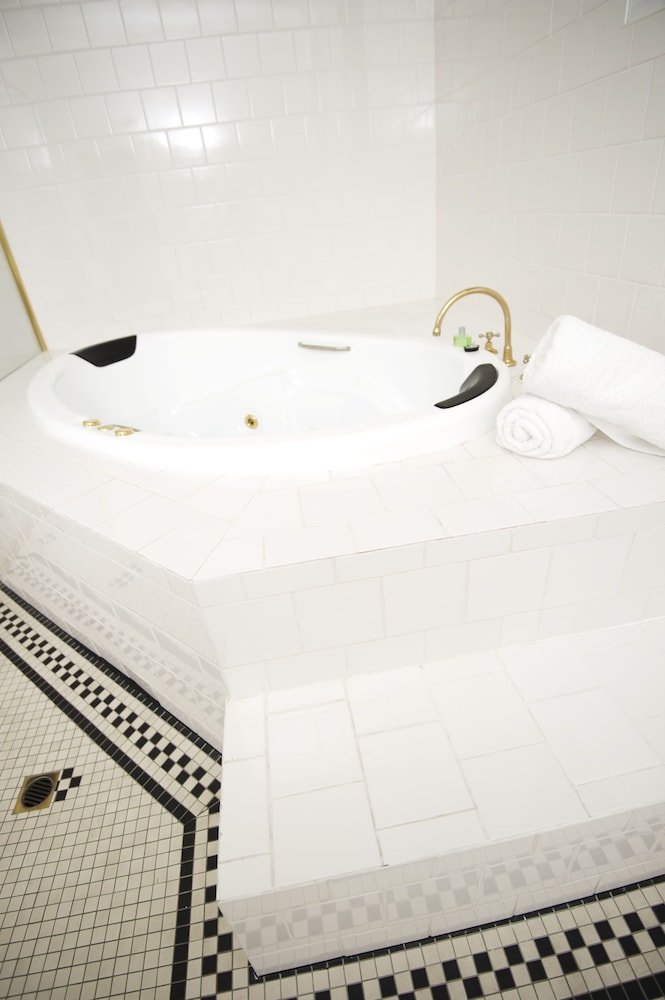 Jetted tub