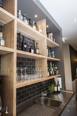 thumbnail: Bar (on property)