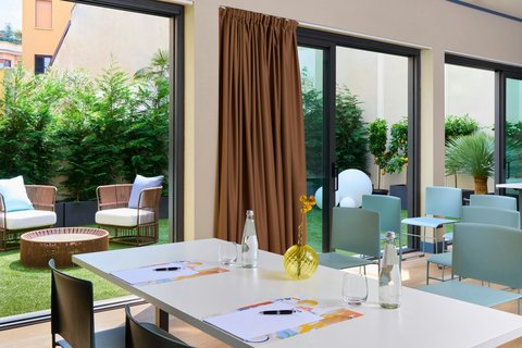 Another angle of the adaptable meeting room.