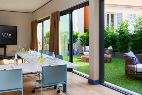 Daylit meeting room with a polished atmosphere.