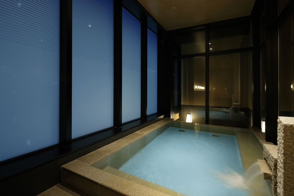 Indoor spa tub