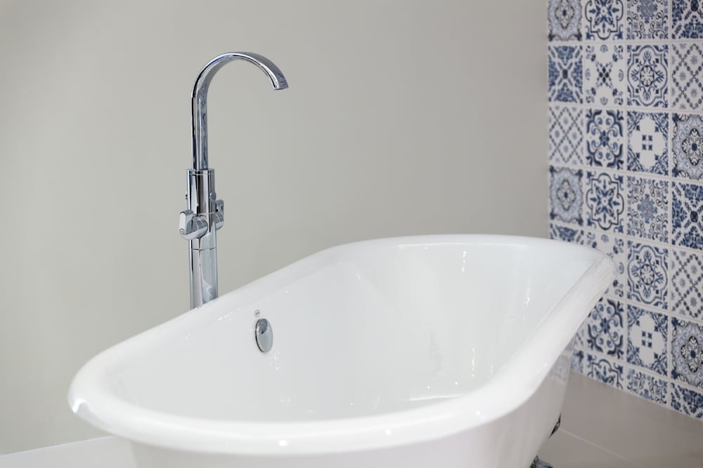 Deep soaking bathtub