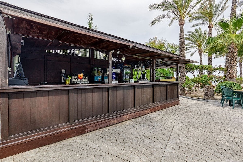 Poolside bar