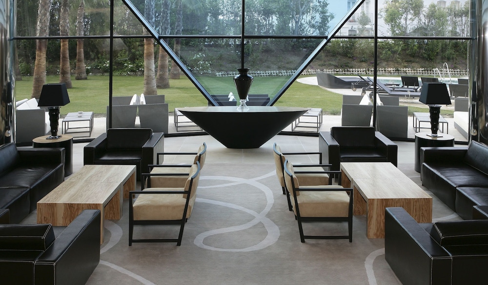 Lobby lounge