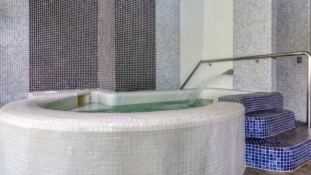 Indoor spa tub