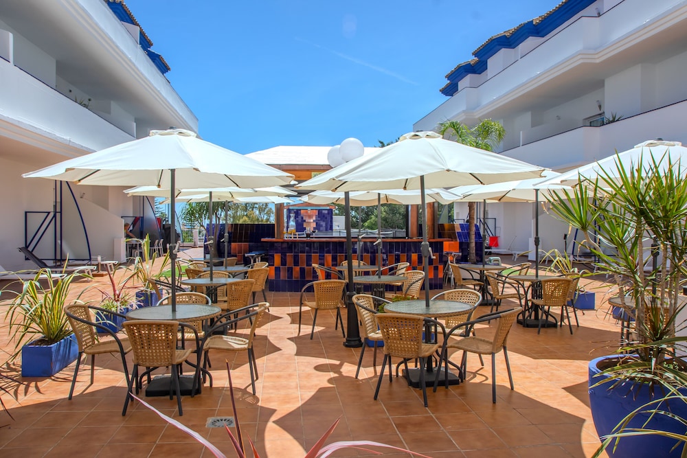 Poolside bar