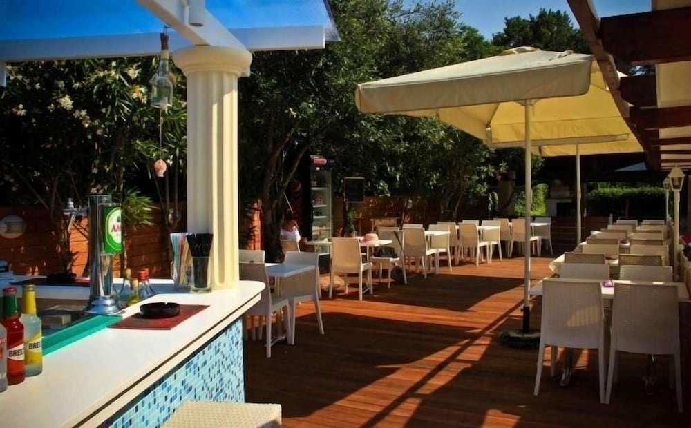 Poolside bar